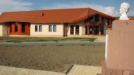 Tényő felújított Közösségi ház  2012. május 2