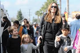 Angelina Jolie a gyerekeivel