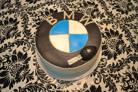 BMW torta csoki krémmel