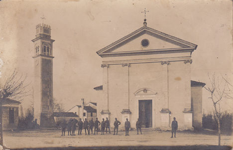 Olasz falu temploma előtt