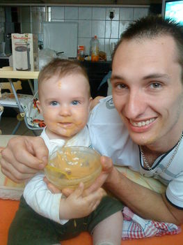 Domi és apa eszik :)