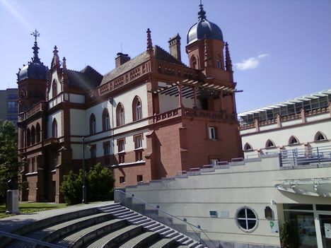 Eötvös Károly Megyei Könyvtár, Veszprém. A veszprémi Városi Színház közelében, a Színházkertben áll az Eötvös Károly Megyei Könyvtár felújított épülete.