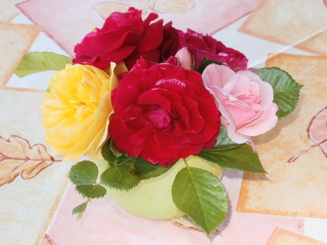 rózsák az asztalon