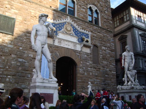 Firenze Dávid,meg a Káin Ábel szobor