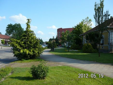 Mórahalmi fűrdő elötti park