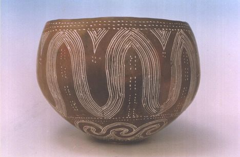Gucsi László keramikus rekonstrukciója egy spiráldíszes bükki neolit edényről