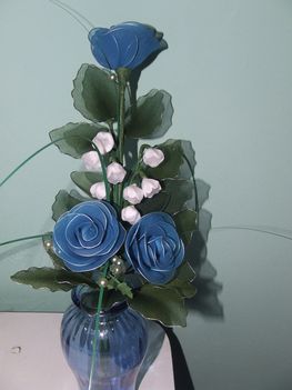 Kék rózsa gyöngyvirággal