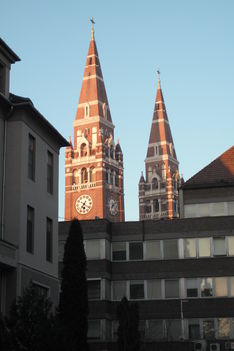 Szeged,(csak a két torony látszik) 