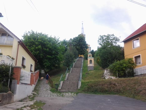 A lépcsősor és a hozzá tartozó templom