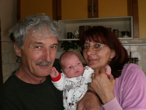 Hát megszületett 2012Május 22-én unokánk Zsoltika!