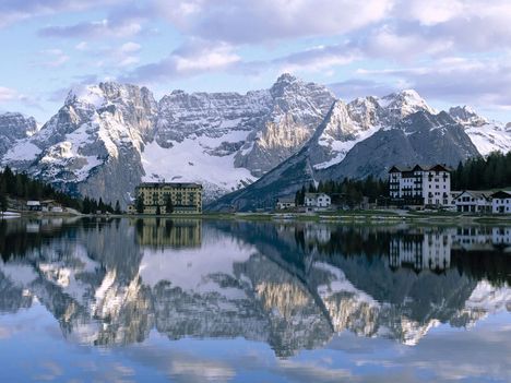 Misurina_Lake_Sorapiss_Peaks_and_the_Dolomites_Italy