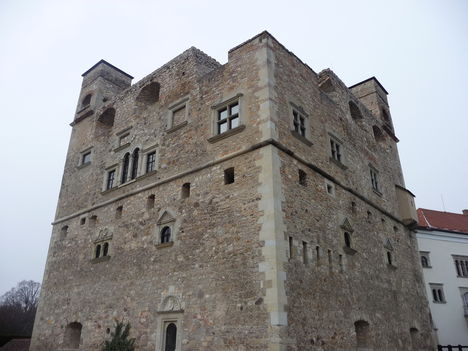 A torony falai lőrésekkel és reneszánsz ablakkeretekkel