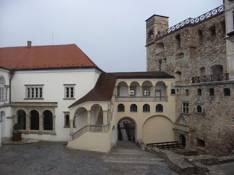 A vár belső udvara a Vörös-toronnyal