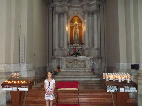 A bazilika belseje,Szűz Mária,elől Boglárka