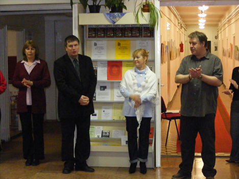 Bereznai Csaba alpolgármester köszönti Nagy Ildikót és a vendégeket, jobbra a háttérben a galéria.