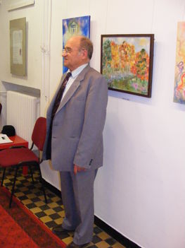 Egervári László aki elmondta a köszöntőt és méltatta a kiállítást.
