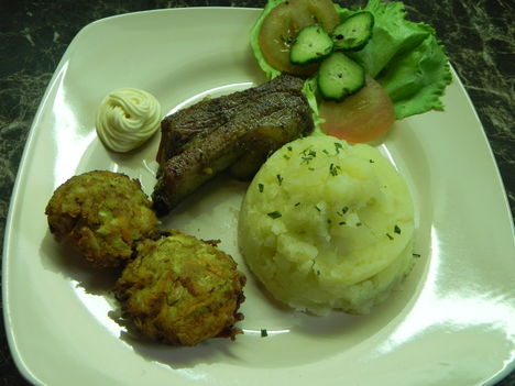 Sült oldalas krumplipürével és zöldségfasírttal