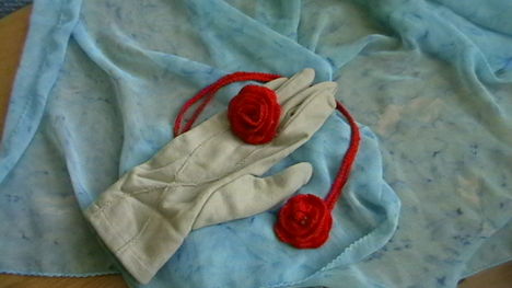 vörös rózsás gyűrű és nyaklánc