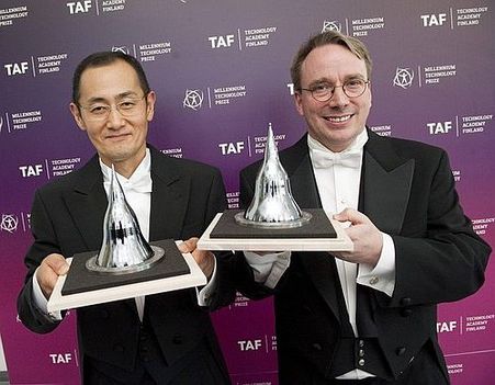 Shinya Yamanaka és Linus Torvalds a Helsinkiben tartott díjátadón (2012-Millenium Technology Prize)