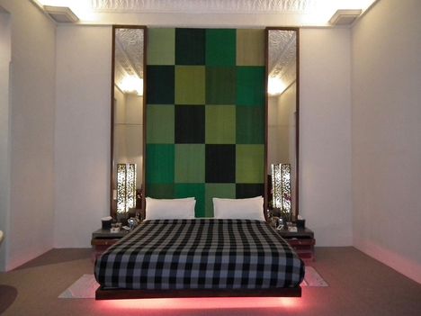 kirándulási pillanatképek szálloda szobai ágy, fényválasztékkal a háttérben