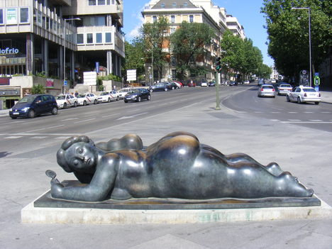 Plaza de Colón- Fernando Botero szobra - Mujer con Espejo