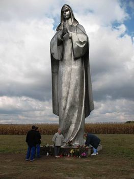 Szuz_Maria szobor 10 méter magas.