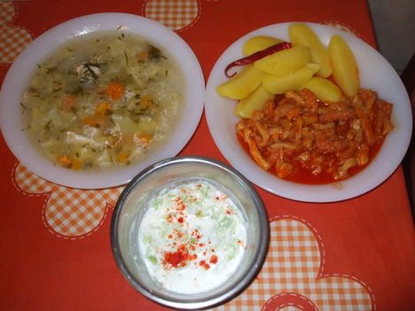 Tárkonyos zöldség leves, pacal pörkölt sós burgonyával,és kefíres uborka saláta.