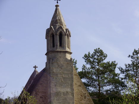 Sopronbánfalva-kápolna tornya a fák közt