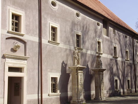 Sopronbánfalva-Pálos-Kármelita kolostor-oldalnézetből