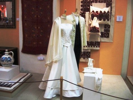 Gömöri csomós hímzéssel készűlt menyasszonyi garnitúra
