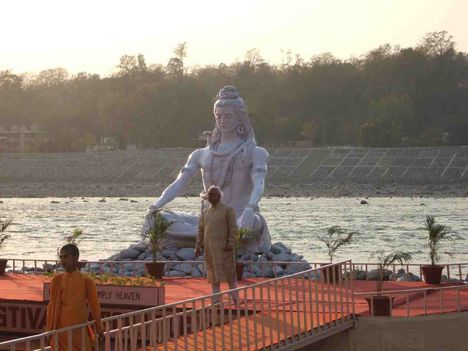 india-rishikesh-statue