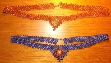 narancs és kék nyakláncok