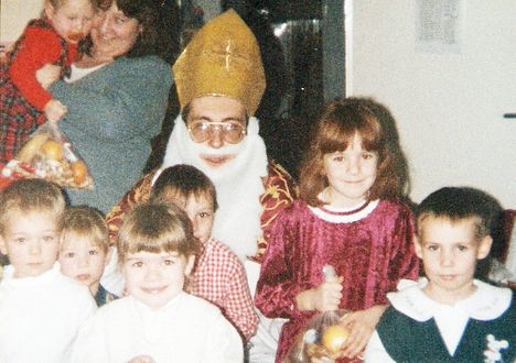 Bak Tamás atya volt a Mikulásunk igazi püspüki öltözetben1997 3