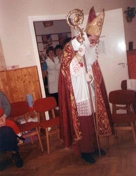Bak Tamás atya volt a Mikulásunk igazi püspüki öltözetben1997 5