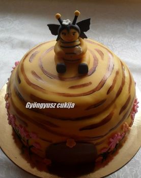 Méhkaptár torta csokis krémmel töltve