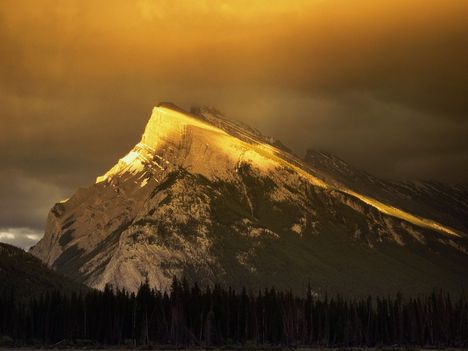 Golden_Peaks_of_Rundle_Mountain_Banff_National_Park_Alberta