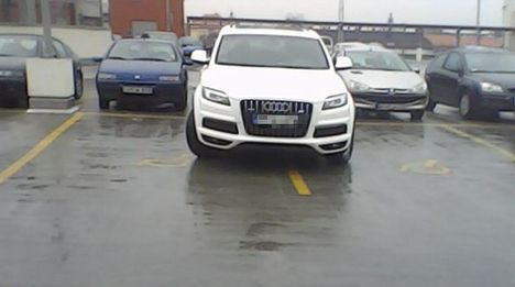 Két mozgássérült helyet foglalt el egy Audi az Árkádnál, Győrben