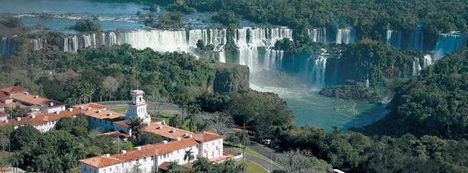 A Hotel Das Cataratas , a szemben elterülő panorámával