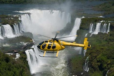 Helikopterrel a vízesések felett