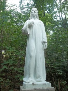 Jézus szobra a szentkut felé vezető út mellett