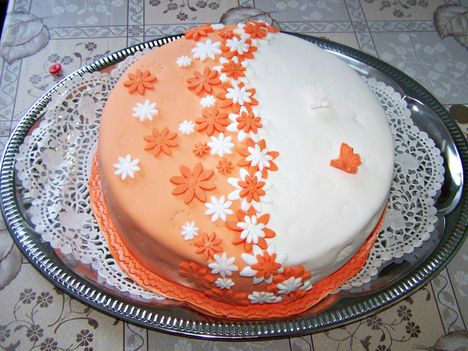 Két színű virágos torta