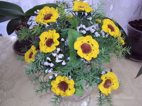 Horgolt sárga virág