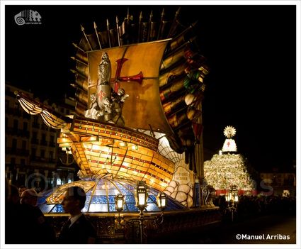 Rosario de Cristal - A Santa Maria világító színes üveg allegóriája