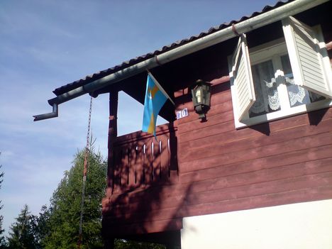 Gézáék székely zászlóval díszített hétvégi háza