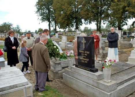 Bendes József és Kiss Margit sírjának megkoszorúzása.