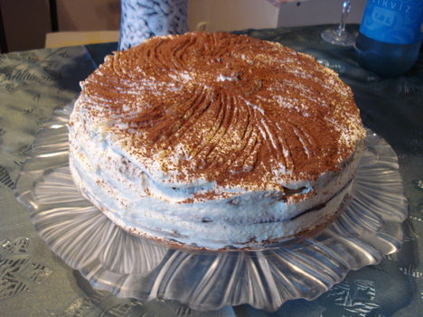 Csíkos süti tortaformában