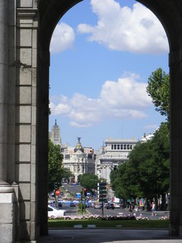 Kilátás a Puerta de Alcalá boltíve alól
