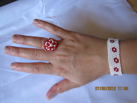 gyűrű és karkötő a fehér-piros szettben