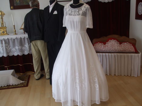 Menyasszonyi ruha organzából höveji csipkével