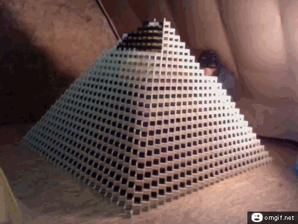 Domino piramis-gif